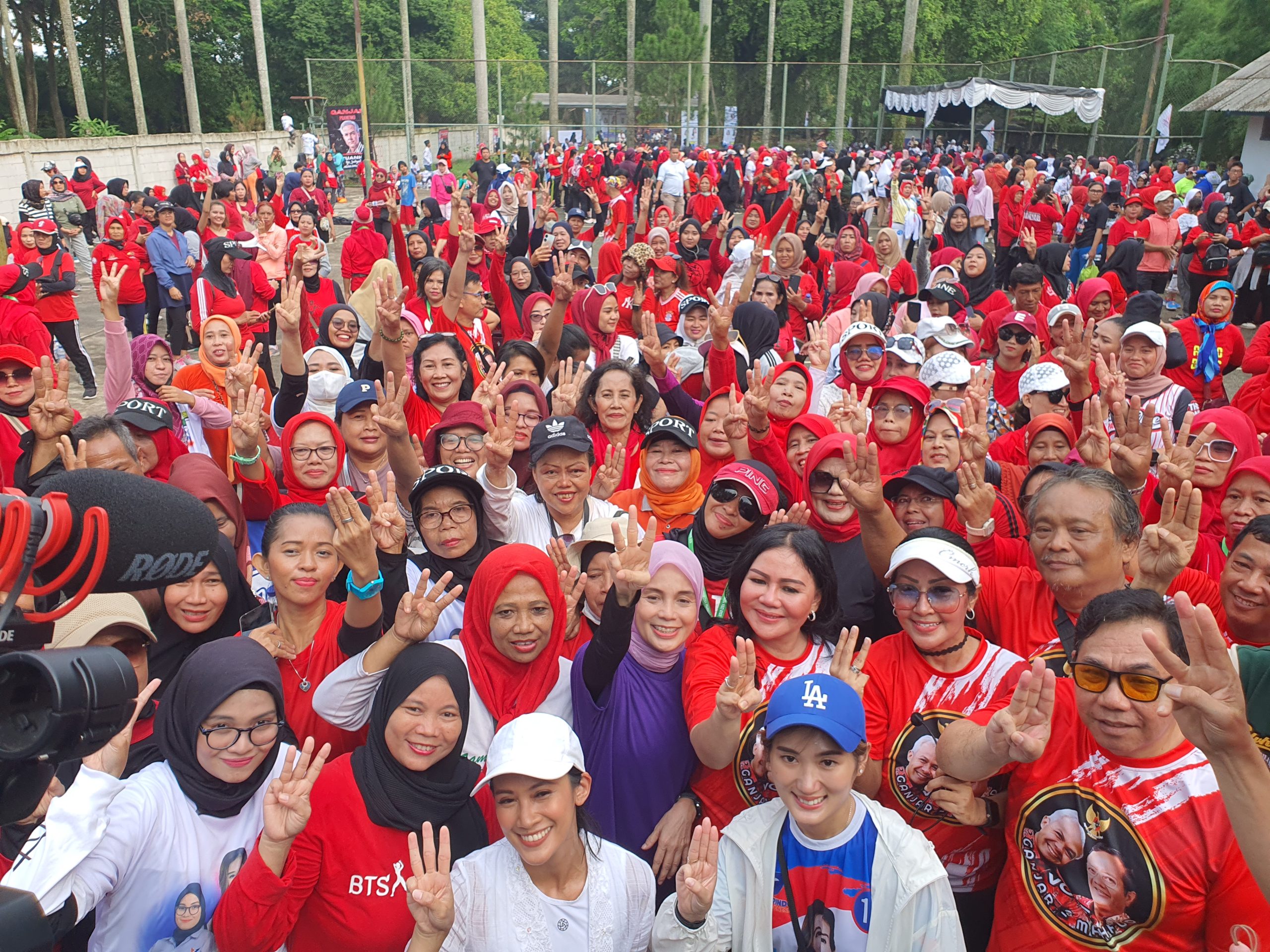 Keseruan Caleg Cantik Perindo Stefanie Laurensia Senam Bareng Warga di Tangsel