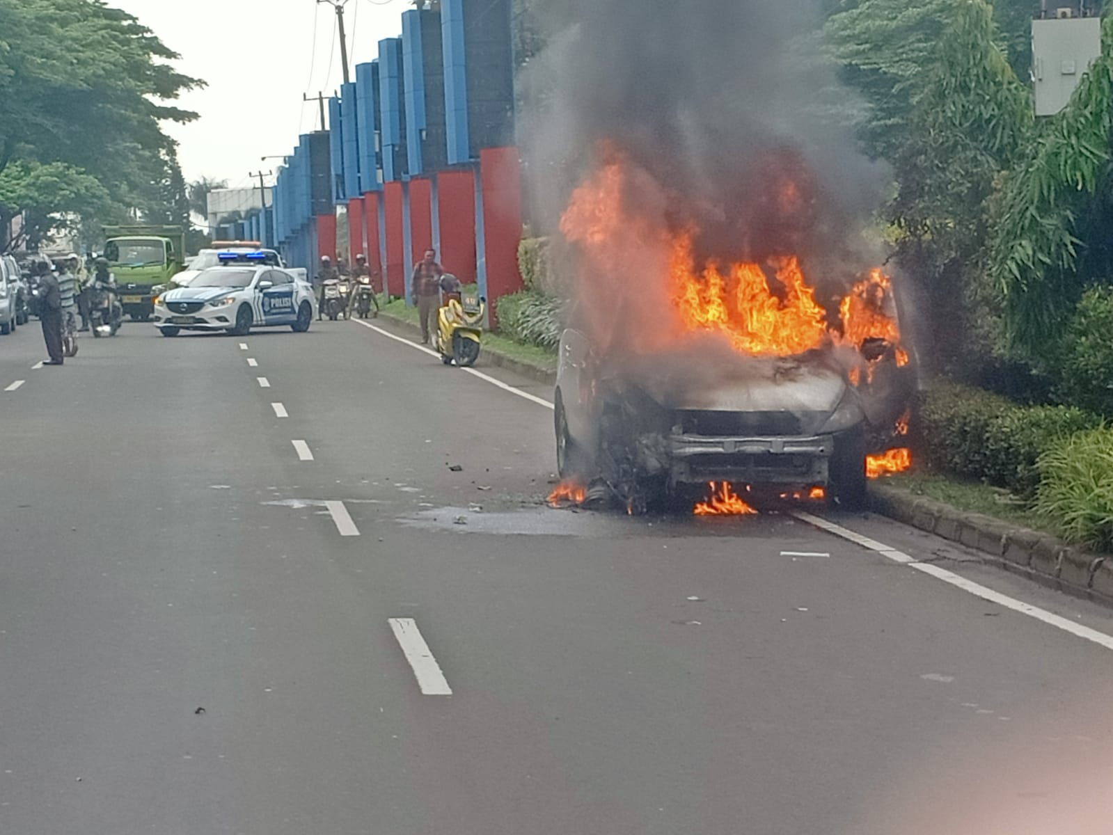 Misubishi Grandis Terbakar di Tangsel, Sempat Alami Kecelakaan dengan 3 Kendaraan 