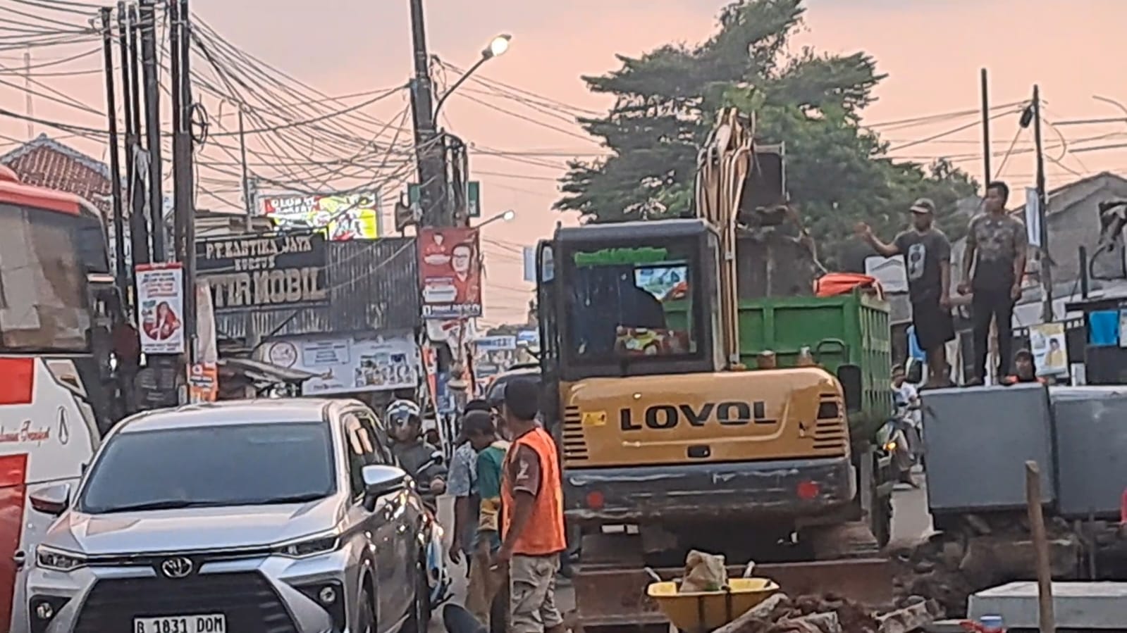 Kemacetan Mengular Imbas Galian Proyek Drainase di Pamulang Tangsel