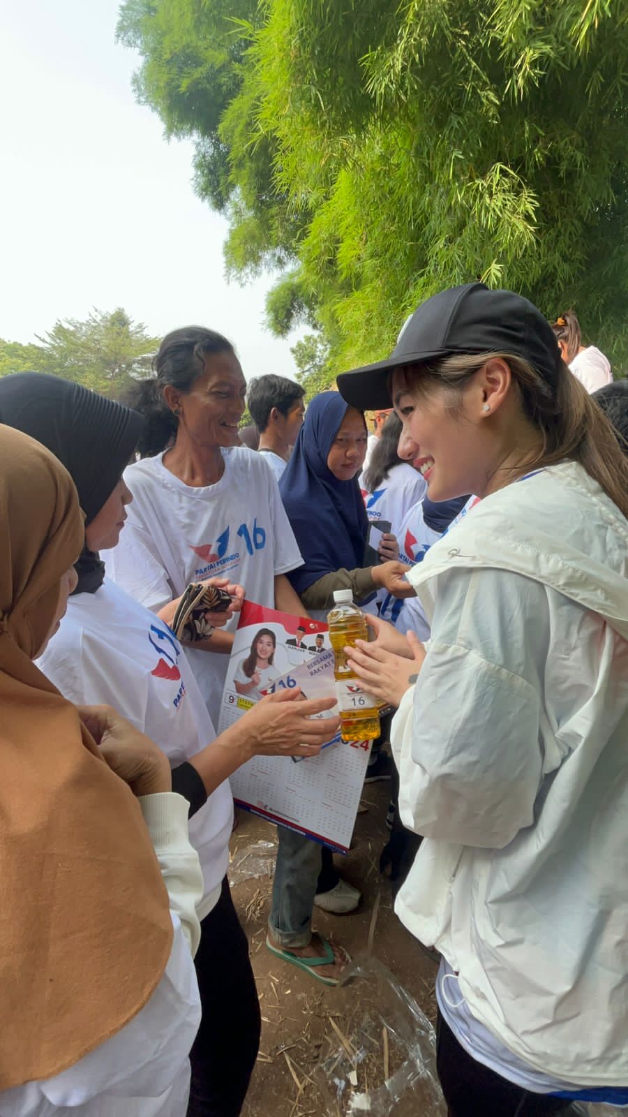 Caleg Perindo Stefanie Bagikan Sembako Tebus Murah dan Cek Kesehatan Gratis di Tangsel