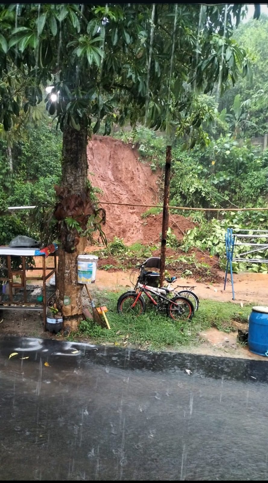 Longsor Terjang 5 Lokasi di Tangsel, Timbun Rumah Warga hingga 1 Korban Terluka