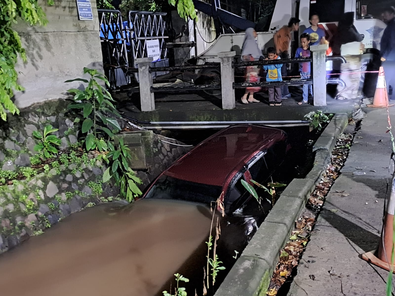 Minibus Nyemplung ke Kali di Tangsel, Sopir Tenggelam