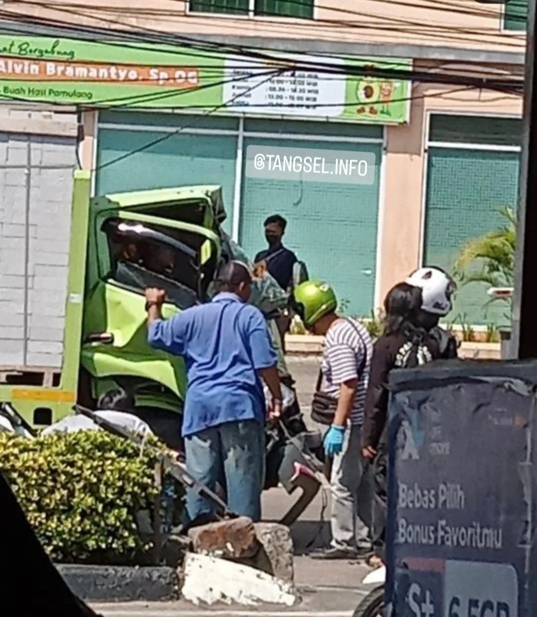Truk Seruduk Truk di Pamulang, Sopir Luka Terjepit
