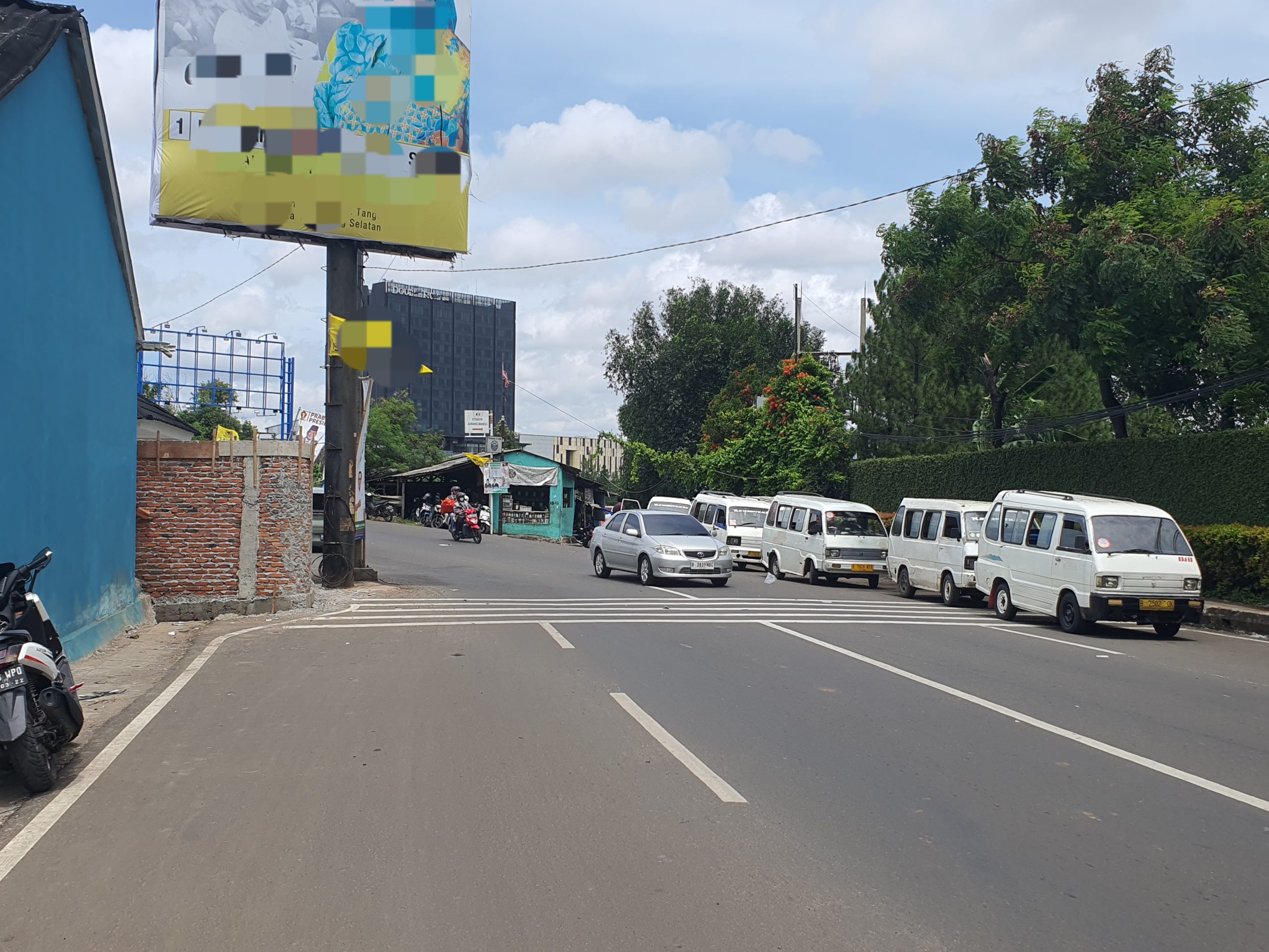 Warga Resah Tiang Reklame dan PJU yang Adang Jalan di Ciputat Belum Dibongkar