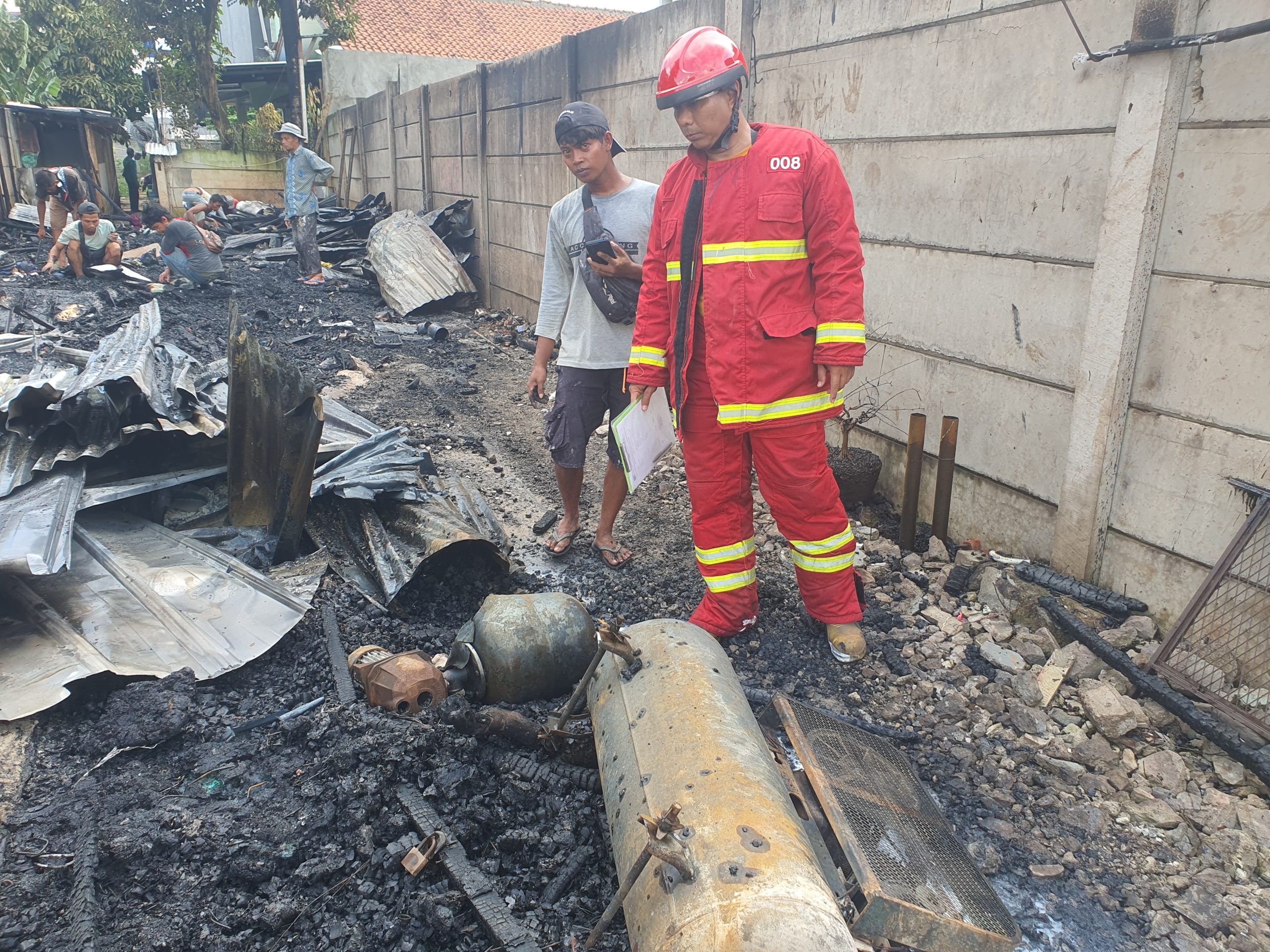 Bangunan Mess 2 Lantai di Ciputat Ludes Terbakar, Puluhan Pekerja Merana