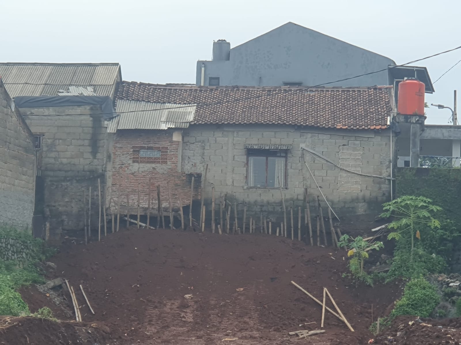 Gegara Galian di Serua Ciputat, Rumah Warga Terancam Longsor