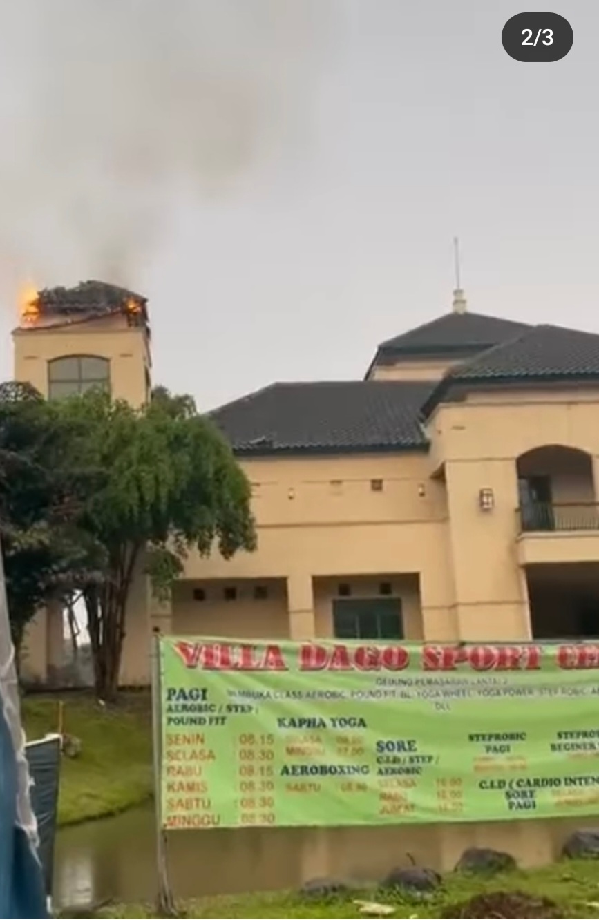 Petir Sambar Atap Menara di Vila Dago Pamulang hingga Terbakar Hebat