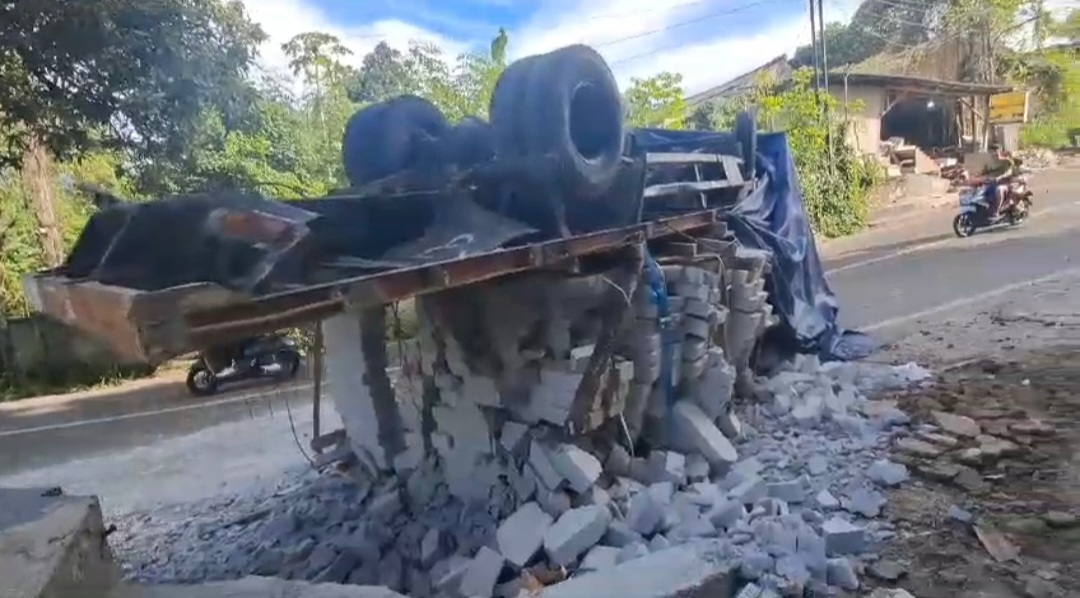 Lagi-Lagi Truk Gagal Nanjak hingga Terbalik di Tanjakan Sidik Ciputat, Sopir dan 1 Perempuan Terluka