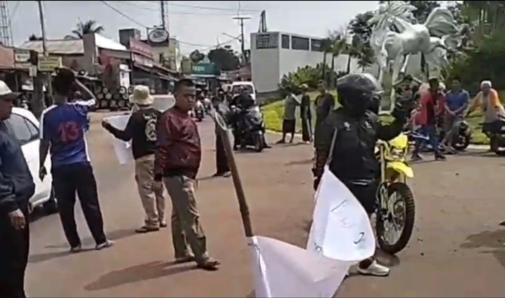 Truk Pengangkut Tanah Kotori Jalan, Warga Demo Proyek Perumahan Citra Garden di Ciputat