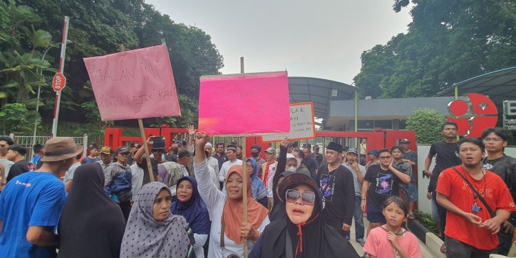 Warga Tangsel Demo Gedung BRIN, Tolak Penutupan Akses Jalan di Tangsel