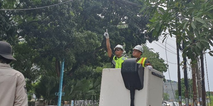 Momen Wawalkot Pilar Jatuh Terpeleset saat Putus Kabel Menjuntai di Tangsel