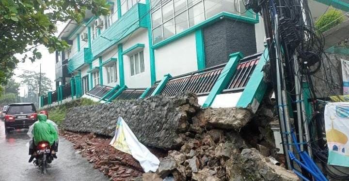 Tembok Kantor Kelurahan di Tangsel Ambruk Disapu Longsor, BPBD Ingatkan Dampak Lanjutan