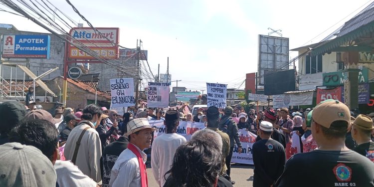 Warga Demo Blokir Jalan Provinsi di Tangsel