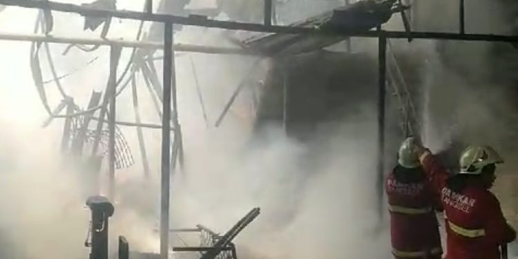 Korsleting Listrik, Lapak Rongsokan Ludes Terbakar di Pamulang