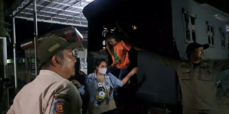 Pol PP Razia Kos-kosan Diduga Jalani Praktik Open BO di Tangsel, 18 Wanita Diamankan