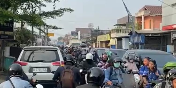 Macet Parah Imbas Peninggian Jalan Benda Raya Tangsel, 2 Jalur Nyaris Tak Bergerak