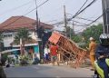 Gapura Ambruk Tersangkut Muatan Truk di Ciputat, Sopir Ngaku Tersesat Maps