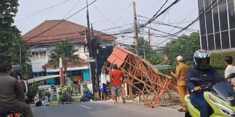 Gapura Ambruk Tersangkut Muatan Truk di Ciputat, Sopir Ngaku Tersesat Maps