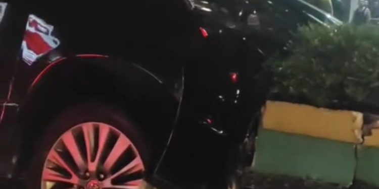 Minivan Tabrak Pot Barrier di Serpong, Pengemudi Tewas