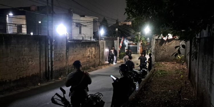 Koper Misterius Bikin Geger Warga Ciputat, Personil Gegana Bersenjata Cek Lokasi