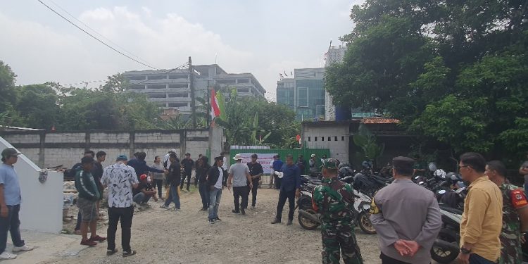 Puluhan Warga Geruduk Proyek di Samping Balai Kota Tangsel, Polisi-TNI Siaga