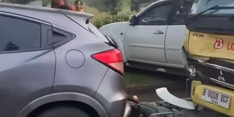 Sopir Mengantuk, Truk Seruduk 2 Mobil dan 1 Motor TNI di BSD Tangerang