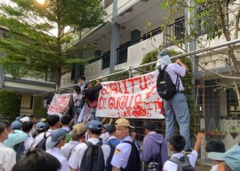 Guru Predator Seks di Tangsel Raih Penghargaan Pramuka, Ratusan Siswa Demo