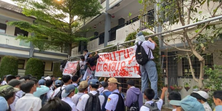 Guru Predator Seks di Tangsel Raih Penghargaan Pramuka, Ratusan Siswa Demo