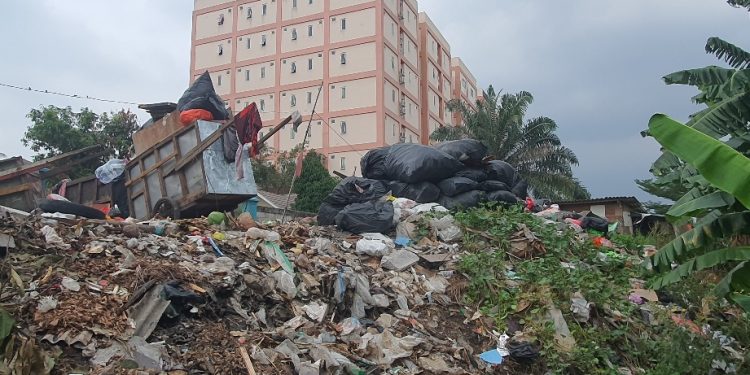 Potret Penampungan Sampah Liar Kotori Sempadan Situ Gintung Ciputat