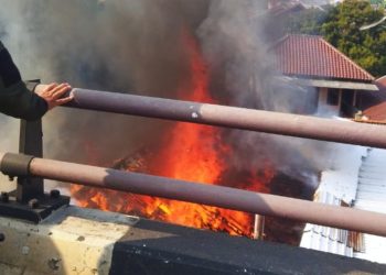Korsleting Listrik, Rumah Dokter di Bawah Flyover Ciputat Ludes Terbakar