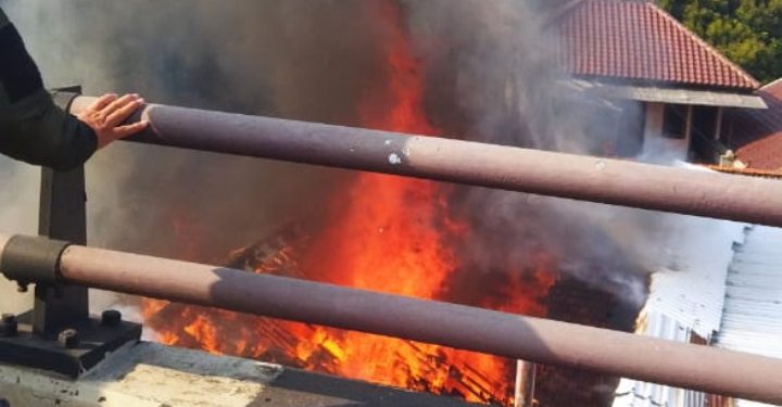 Korsleting Listrik, Rumah Dokter di Bawah Flyover Ciputat Ludes Terbakar