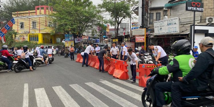 Macet Parah Tiap Hari, Persimpangan Serua Ciputat Dipasang Barrier&Kerucut