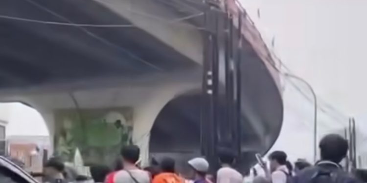 Gangguan Jiwa, Pria 30 Tahun Nekat Loncat dari Flyover Ciputat