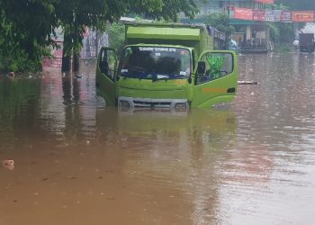 Banjir Putus Akses Jalan Aria Putra Ciputat, Lalin Macet Mengular
