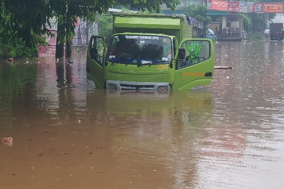 Banjir Putus Akses Jalan Aria Putra Ciputat, Lalin Macet Mengular