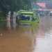 Banjir Putus Akses Jalan Aria Putra Ciputat, Lalin Macet Mengular