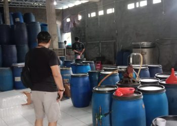 Polisi Gerebek Gudang Produksi Miras di Bakti Jaya Tangsel, 3 Orang Diamankan