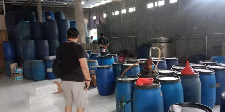 Polisi Gerebek Gudang Produksi Miras di Bakti Jaya Tangsel, 3 Orang Diamankan