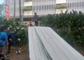 Diterjang Hujan Angin, Material Atap Gedung Mall Living World Ambruk Timpa Mobil Mewah di Tangsel