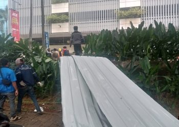 Diterjang Hujan Angin, Material Atap Gedung Mall Living World Ambruk Timpa Mobil Mewah di Tangsel