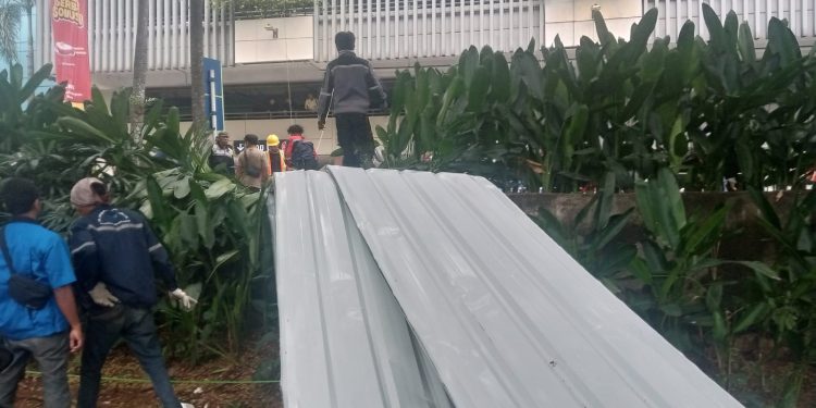 Diterjang Hujan Angin, Material Atap Gedung Mall Living World Ambruk Timpa Mobil Mewah di Tangsel