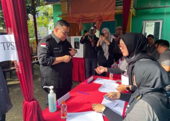 Ketua Bawaslu RI Nyoblos di TPS 63 Ciputat, Putri Sulung Sempat Deg-degan Pilih Paslon