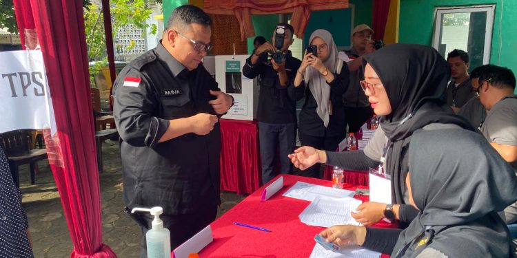 Ketua Bawaslu RI Nyoblos di TPS 63 Ciputat, Putri Sulung Sempat Deg-degan Pilih Paslon