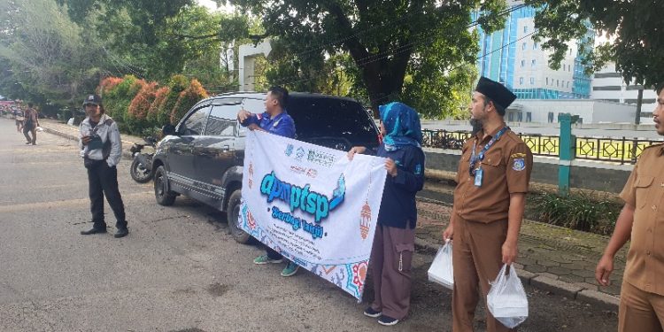 DPMPTSP Tangsel Berbagi di Bulan Ramadan, Ratusan Paket Takjil Ludes Diserbu Pengendara