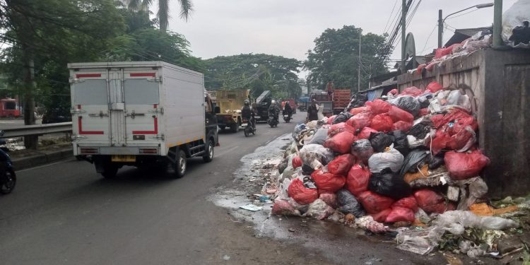 TPA Cipeucang Overload, Sampah Menumpuk hingga Badan Jalan di Ciputat
