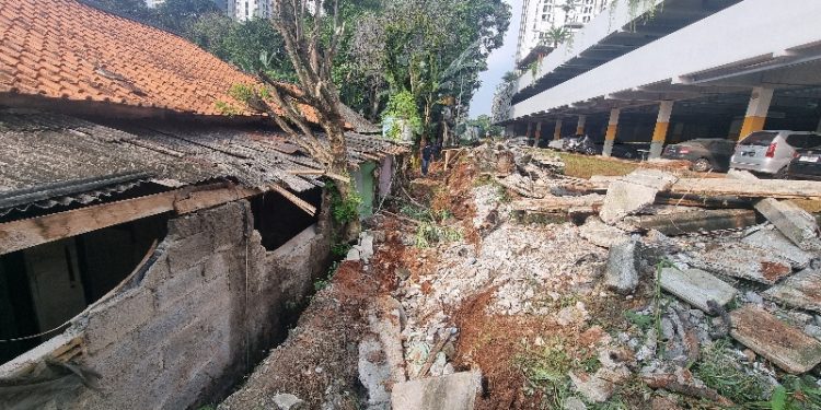 Tembok Apartemen Ambruk Timpa Pemukiman di Tangsel, 1 Terluka