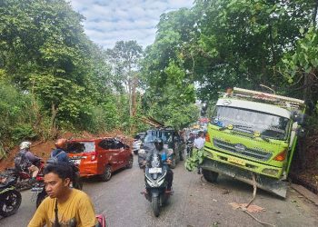 Gara-gara Gagal Nanjak, Truk Fuso Melintang Picu Lalin Tersendat di Pamulang