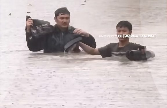 Tangsel Dikepung 22 Titik Banjir, Ketinggian hingga Sebahu Orang Dewasa