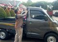Tebar Semangat Kemerdekaan, UPT PKB Dishub Tangsel Bagikan Bendera Merah Putih ke Pengendara