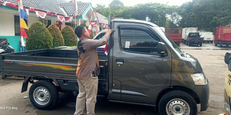 Tebar Semangat Kemerdekaan, UPT PKB Dishub Tangsel Bagikan Bendera Merah Putih ke Pengendara